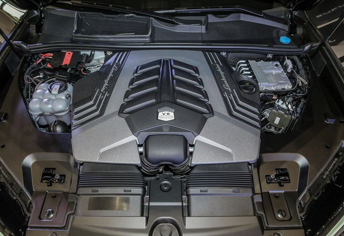 Urus được hãng siêu xe Lamborghini trang bị động cơ tăng áp. Máy V8 tăng áp kép, dung tích 4 lít, có công suất 650 mã lực tại 6.000 vòng/phút và mô-men xoắn 850 Nm tại 2.250-4.500 vòng/phút. Hộp số tự động 8 cấp.