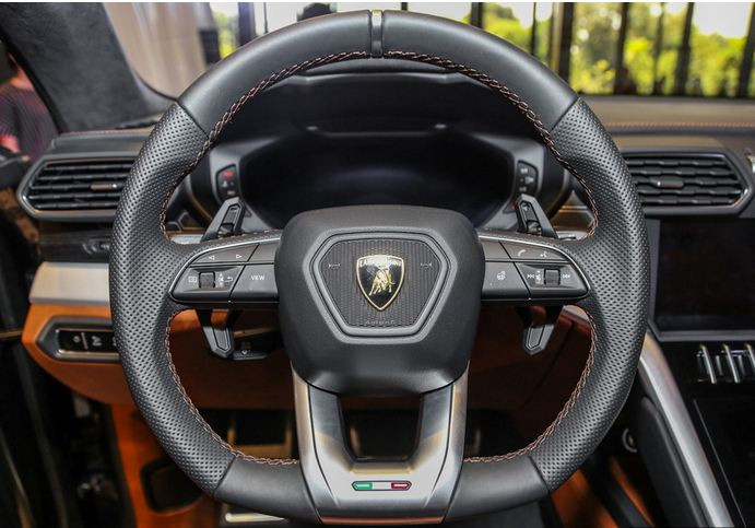 Vô lăng xe thiết kế mang đậm chất thể thao của các đàn anh đi trước với thiết kế dạng 3 chấu bọc da cùng đa dạng các nút bấm tiện ích.