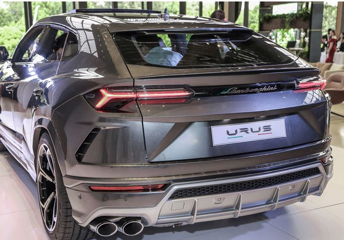 Cận cảnh thiết kế đuôi xe mang dáng vẻ thể thao mạnh mẽ.