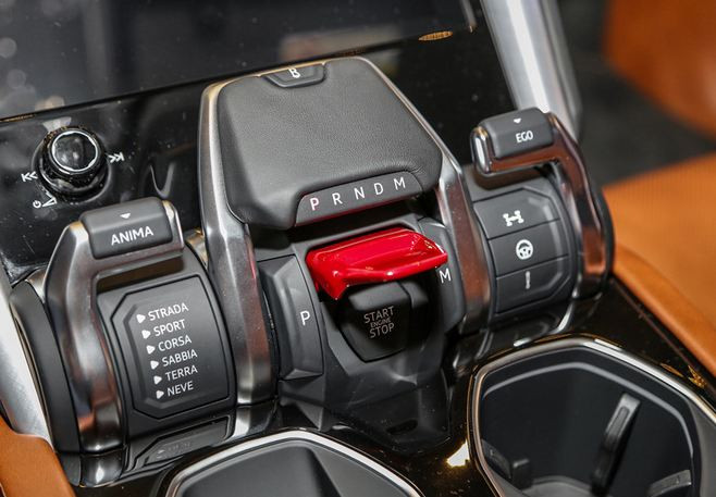 Xe có 6 chế độ lái, gồm 3 thiết lập chuyên biệt cho địa hình xấu (Terra), đường tuyết (Neve) và đường cát (Sabbia). Các chế độ còn lại là Strada, Sport và Corsa. Hệ thống treo khí nén thích ứng điều chỉnh cho nhiều loại địa hình.