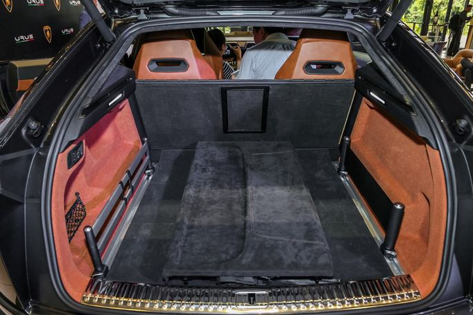 Khoang hành lý rộng thoáng có thể chứa nhiều đồ dùng cần thiết khi đi xa. Theo một số nguồn tin cho hay, mẫu siêu SUV Urus ssẽ được đại diện Lamborghini tại Việt Nam trình làng tại triển lãm ôtô VMS 2018 tới.