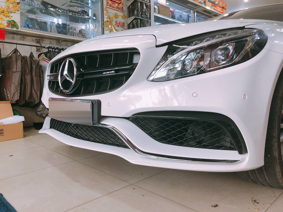 Phần trước của Mercedes-Benz C250 Exclusive đã được "lột xác" mang dáng vẻ của C63 AMG.