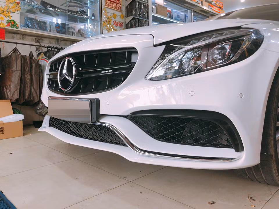 Phần trước của Mercedes-Benz C250 Exclusive đã được "lột xác" mang dáng vẻ của C63 AMG.