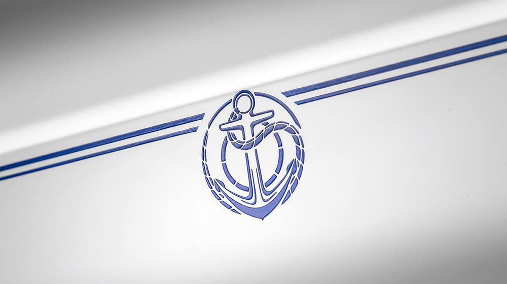 Biểu tượng neo độc quyền ở bên thân xe.