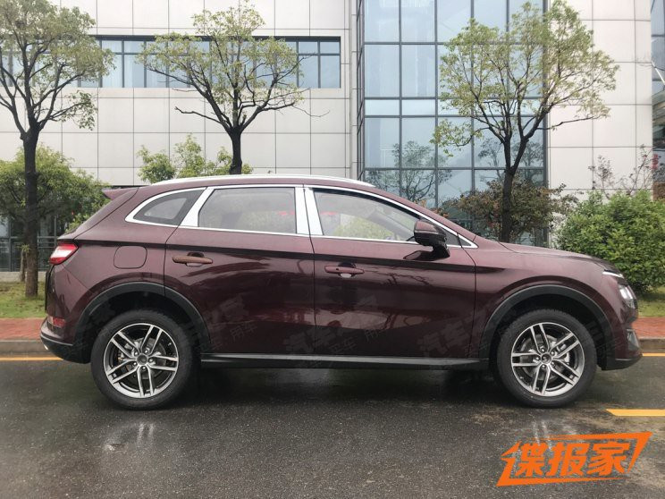 Ngay khi mới chỉ lộ ảnh dù chưa ra mắt nhưng mẫu xe SUV Landwind mới đã mất điểm về thiết kế rất nhiều.