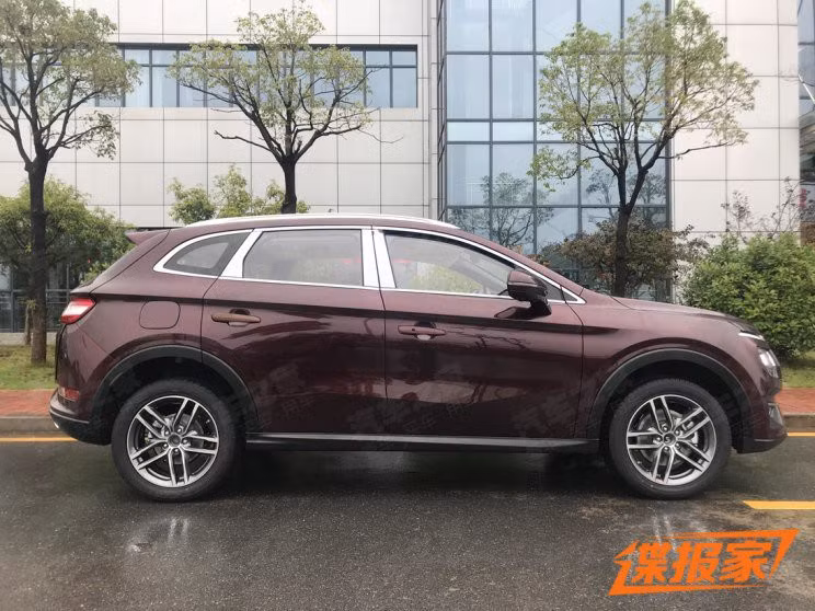 Ngay khi mới chỉ lộ ảnh dù chưa ra mắt nhưng mẫu xe SUV Landwind mới đã mất điểm về thiết kế rất nhiều.