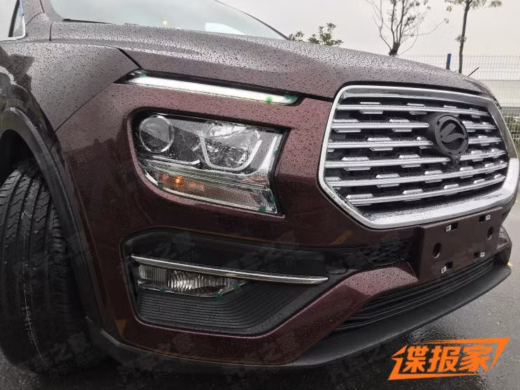 Một số ý kiến cho rằng xe có dàn đèn ban ngày cùng tản nhiệt khổng lồ mang dáng dấp Chevrolet Blazer nhưng có cách tiếp cận xấu hơn rất nhiều.