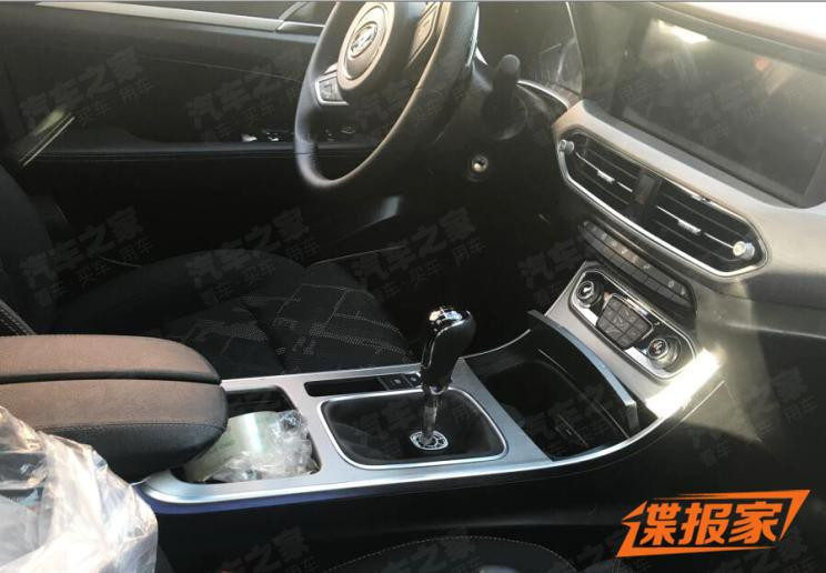 Vô lăng đế phẳng, màn hình trung tâm lớn và chất liệu da thường 2 tông màu sử dụng trên ghế/táp lô.