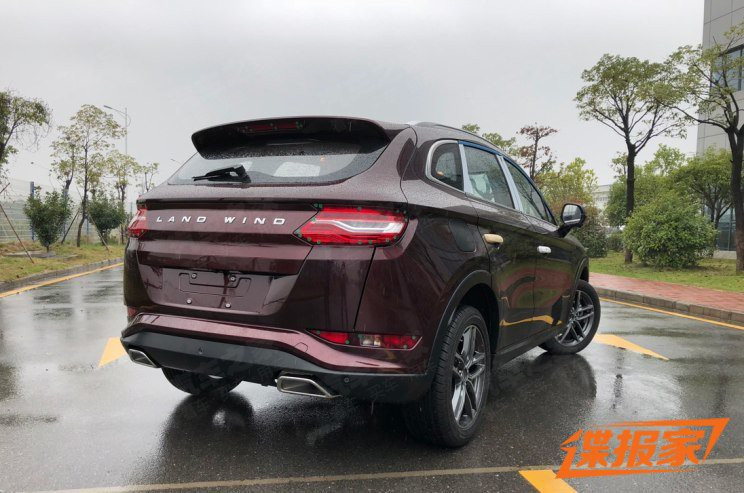 Đuôi xe không có điểm nhấn nổi bật nào đáng chú ý.