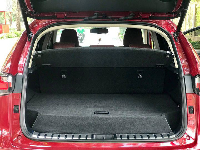 Khoang hành lý rộng rãi. Nội thất cuả mẫu xe crossover hạng sang này vẫn còn rất mới. Bảng điều khiển trung tâm được ốp kim loại sáng bạc tương phản với vật liệu da mềm và gỗ.