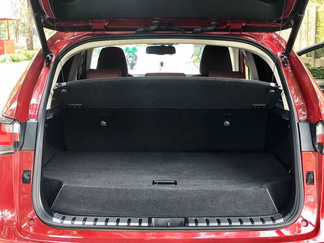 Khoang hành lý rộng rãi. Nội thất cuả mẫu xe crossover hạng sang này vẫn còn rất mới. Bảng điều khiển trung tâm được ốp kim loại sáng bạc tương phản với vật liệu da mềm và gỗ.