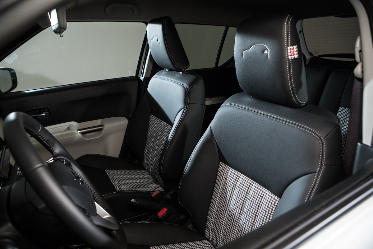 Nội thất tiện nghi hiện đại. Bảng điều khiển trung tâm và tay nắm cửa được làm bằng chất liệu kim loại Titanium, ghế ngồi với hai tông màu và sọc trắng, tựa đầu với hình ảnh mô phỏng về chiếc ô tô được thêu bằng chỉ trắng.