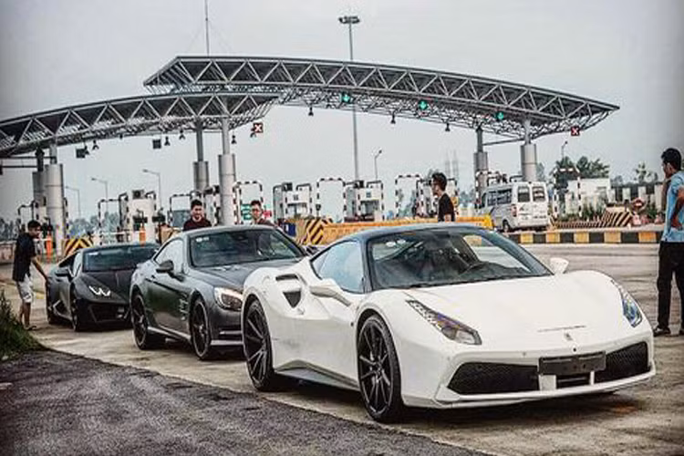 Nằm trong bộ sưu tập xe đắt tiền của Bảo Hưng từng xuất hiện cặp đôi siêu xe Ferrari 488 GTB màu trắng (được mua lại từ công ty nhập khẩu tư nhân quận 5) và mẫu xe thể thao Mercedes-Benz SL350.