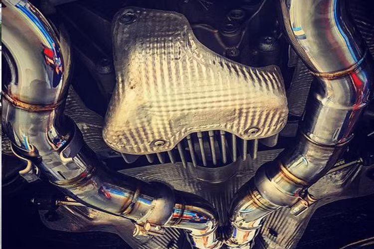 Vừa mới mua nhưng Bảo Hưng đã đầu tư trang bị ống xả độ của FI khủng cho siêu xe của mình.