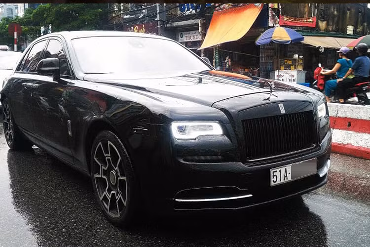 Một chiếc xe siêu sang tiền tỷ khác cũng rất hay được Bảo Hưng sử dụng đó chính là Rolls-Royce Ghost thế hệ thứ nhất đắt tiền. Được biết, chiếc xe này đã được độ lên phiên bản Black Badge ngay khi thuộc sở hữu của Bảo Hưng.