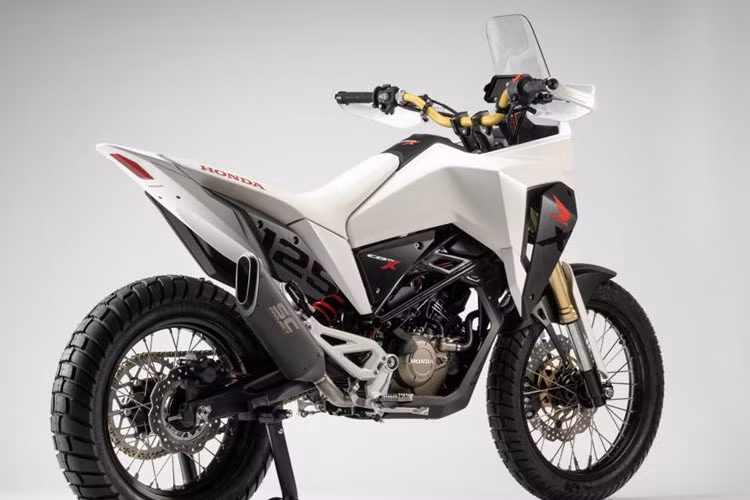 ... thì mẫu xe Honda adventure CB125X lại được chú trọng phần đầu với kính chắn gió cao, ghi-đông cao.