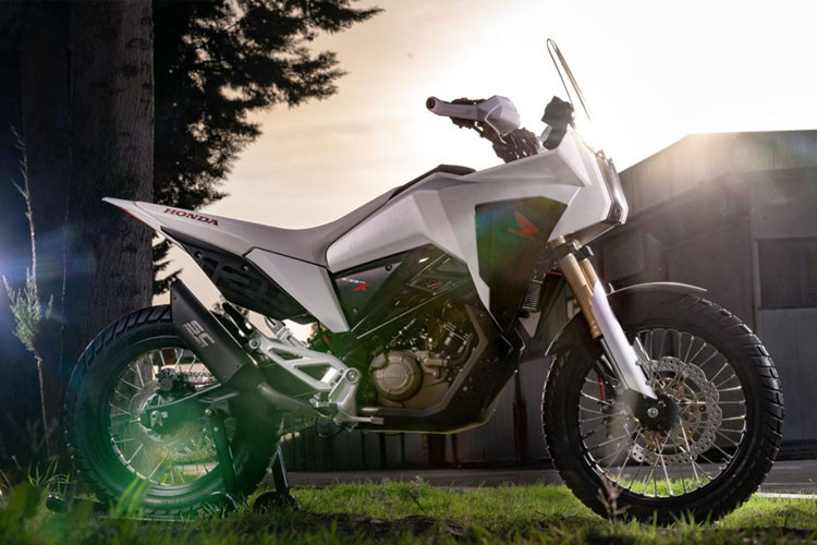 Trong khi đó, CB125X chuyên về địa hình hơn là đường trường. Mẫu xe này có kính chắn gió cao nối liền với thân xe, bình xăng lớn, vành xe dạng nan hoa kết hợp với bộ lốp địa hình Continental ContiEscape và giảm xóc upside down màu vàng.