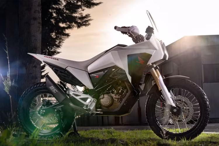 Trong khi đó, CB125X chuyên về địa hình hơn là đường trường. Mẫu xe này có kính chắn gió cao nối liền với thân xe, bình xăng lớn, vành xe dạng nan hoa kết hợp với bộ lốp địa hình Continental ContiEscape và giảm xóc upside down màu vàng.