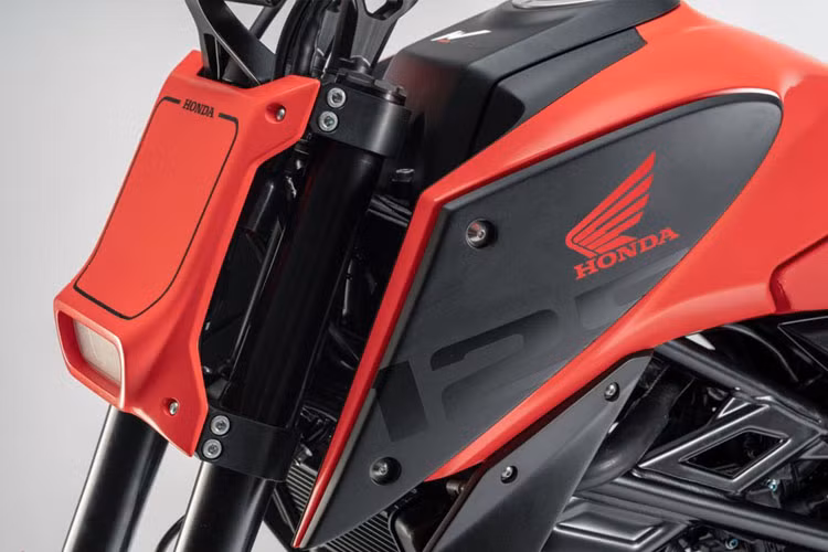 Honda CB125M concept mới sở hữu thiết kế tổng thể mang hơi hướm streetfighter với đầu xe thấp, nghiêng về phía trước nhiều hơn. Đèn pha LED được tích hợp với tấm chắn đầu.