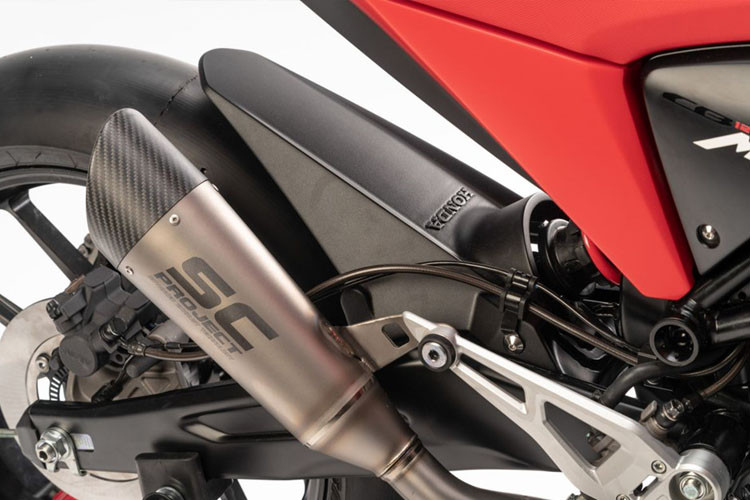 CB125M được trang bị đĩa tải cỡ lớn phía sau, cặp mâm Marchesini M10RR kèm bộ lốp trơn Pirelli Superbike.