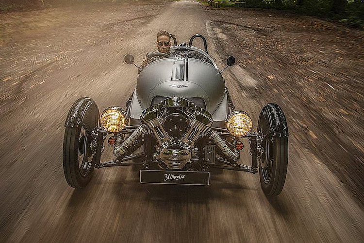 Morgan 3 Wheeler 110th vẫn được trang bị như những mẫu xe trên nhưng có thêm lưới tản nhiệt màu đen, nội thất bọc da, ghế ngồi riêng biệt và mui xe đồng màu xe.