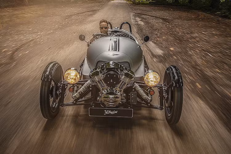 Morgan 3 Wheeler 110th vẫn được trang bị như những mẫu xe trên nhưng có thêm lưới tản nhiệt màu đen, nội thất bọc da, ghế ngồi riêng biệt và mui xe đồng màu xe.