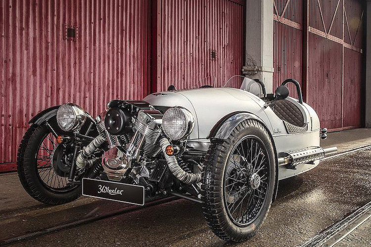 Tất cả các mẫu xe đều có biểu tượng "Kỷ niệm 110 năm" thêu trên tựa đầu.