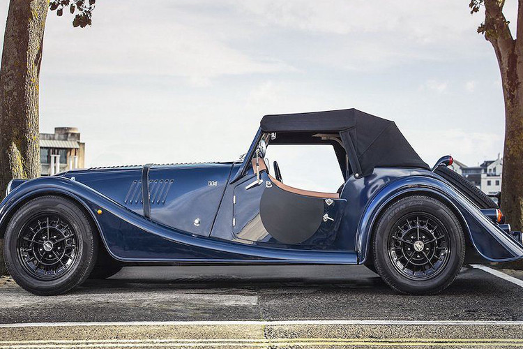 Đây cũng là Morgan Plus4 những có thêm phần trần cổ điển hơn.