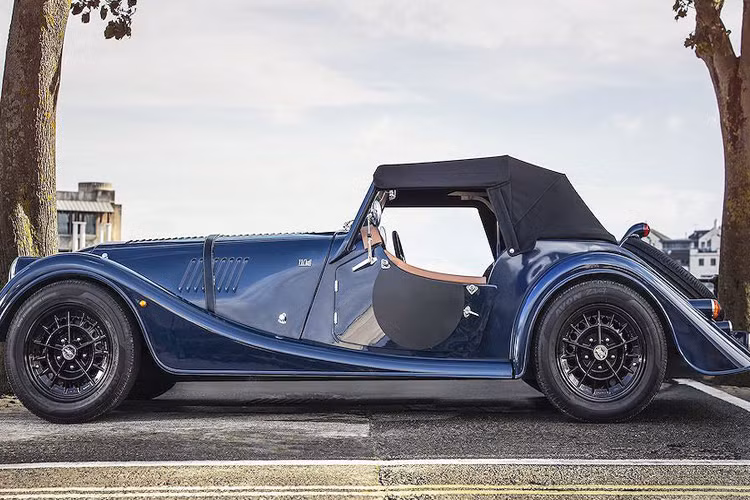 Đây cũng là Morgan Plus4 những có thêm phần trần cổ điển hơn.