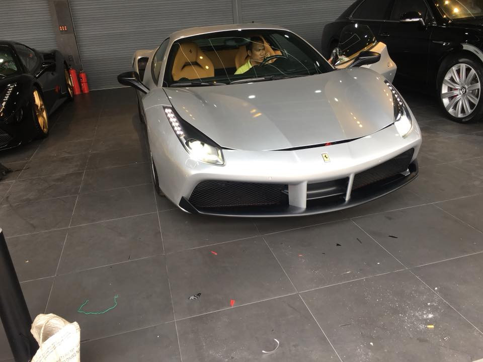 Chiếc Ferrari 488 GTB mới tinh trị giá cả chục tỷ đồng này vừa được vị đại gia Trung Nguyên tậu trước Tết Nguyên đán 2018.