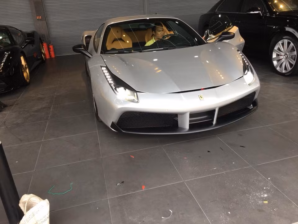 Chiếc Ferrari 488 GTB mới tinh trị giá cả chục tỷ đồng này vừa được vị đại gia Trung Nguyên tậu trước Tết Nguyên đán 2018.