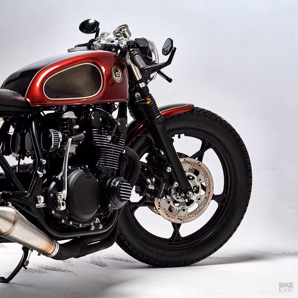 Nhiều chi tiết thiết kế được thay đổi tạo phong cách mới mẻ cho chiếc xe. Hệ thống treo được thiết kế lại với các bộ phận phuộc xe mới và lò xo cứng, ngắn hơn. Bộ vành nan hoa 18 inch với hệ thống phanh trước Brembo bốn nồi.