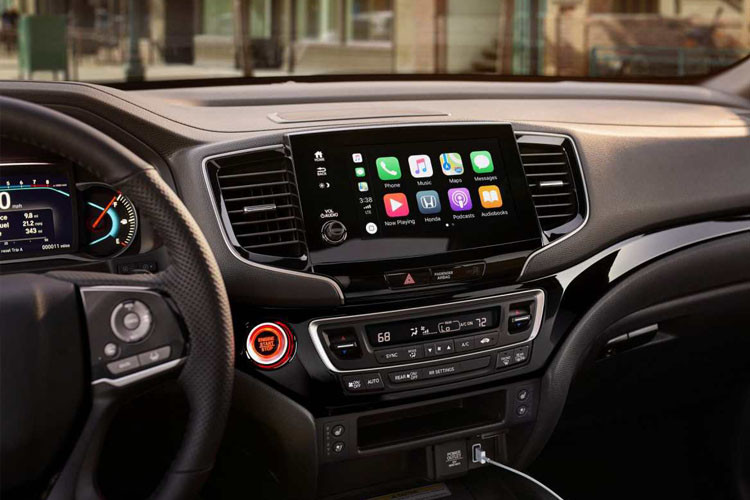 ... và và màn hình hiển thị 7 inch ở bảng điều khiển. Passport được trang bị hệ thống kiểm soát điều hoà 3 vùng tự động và hệ thống âm thanh 6 loa.