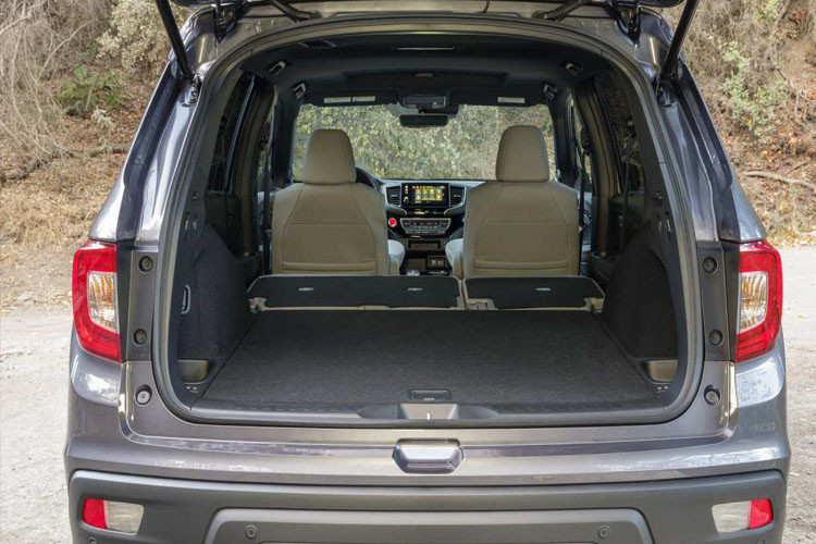 Theo thông số của Honda, cả không gian cho hành khách lẫn thể tích tổng thể (tính cả khoang hành lý) của Passport đều đứng đầu phân khúc, lần lượt đạt 3.282 lít và 4.449 lít. Được biết, hãng xe Nhật dự kiến bán mẫu SUV 5 chỗ này từ đầu năm 2019 và giá bán Honda Passport 2019 sẽ công bố cùng thời điểm.