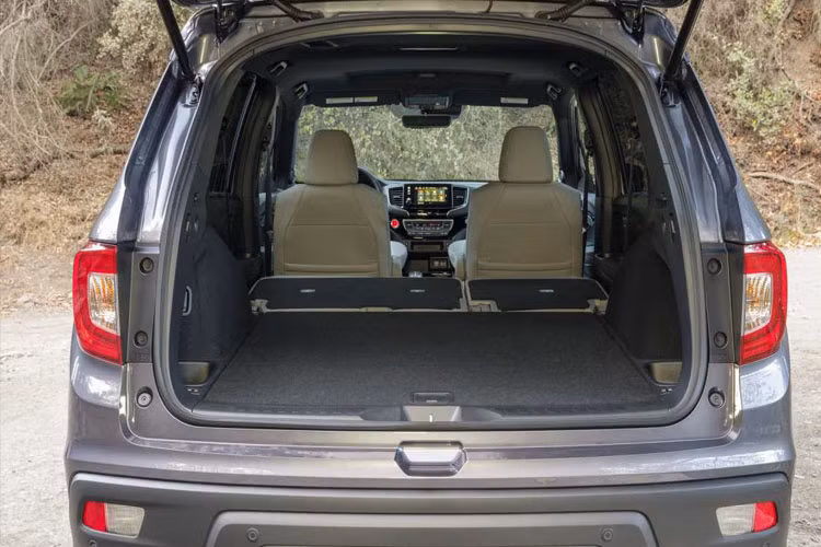 Theo thông số của Honda, cả không gian cho hành khách lẫn thể tích tổng thể (tính cả khoang hành lý) của Passport đều đứng đầu phân khúc, lần lượt đạt 3.282 lít và 4.449 lít. Được biết, hãng xe Nhật dự kiến bán mẫu SUV 5 chỗ này từ đầu năm 2019 và giá bán Honda Passport 2019 sẽ công bố cùng thời điểm.