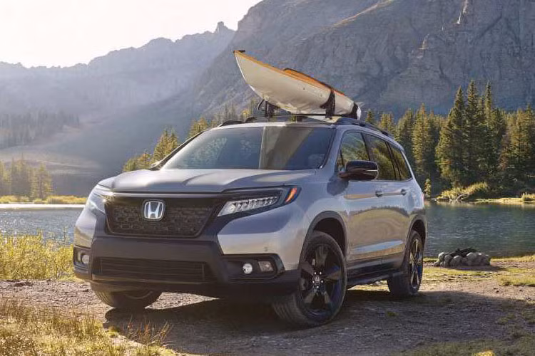 Tất cả các phiên bản Honda Passport 2019 mới đều được trang bị động cơ xăng V6 3.5L nạp khí tự nhiên, đạt công suất 280 mã lực tại 6.000v/ph và mô-men xoắn cực đại 355Nm tại 4.700v/ph, kết hợp với hộp số tự động 9 cấp (9AT) thế hệ mới nhất của Honda, cho khả năng chuyển số êm ái nhanh nhạy.