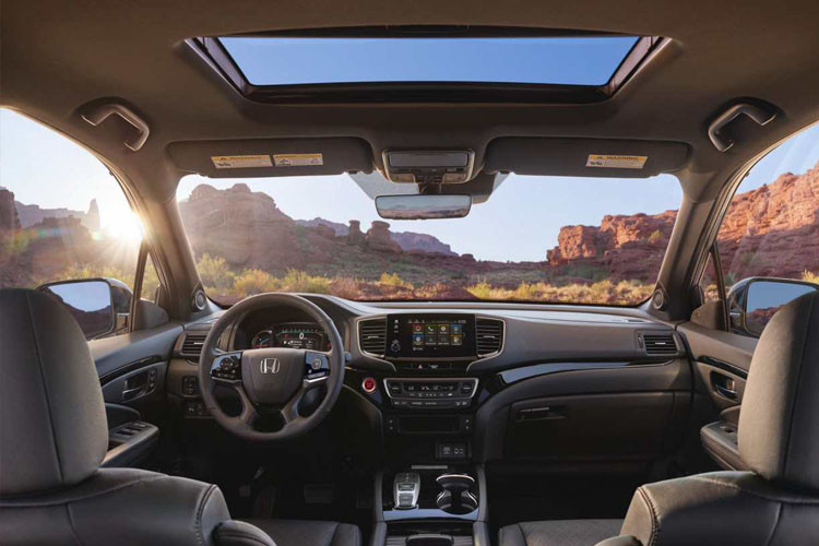 Không gian nội thất xe khá rộng thoáng. Nổi bật với vô-lăng 4 chấu với nhiều nút tích hợp điều khiển...