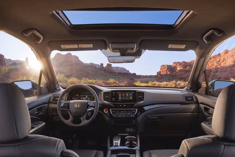 Không gian nội thất xe khá rộng thoáng. Nổi bật với vô-lăng 4 chấu với nhiều nút tích hợp điều khiển...