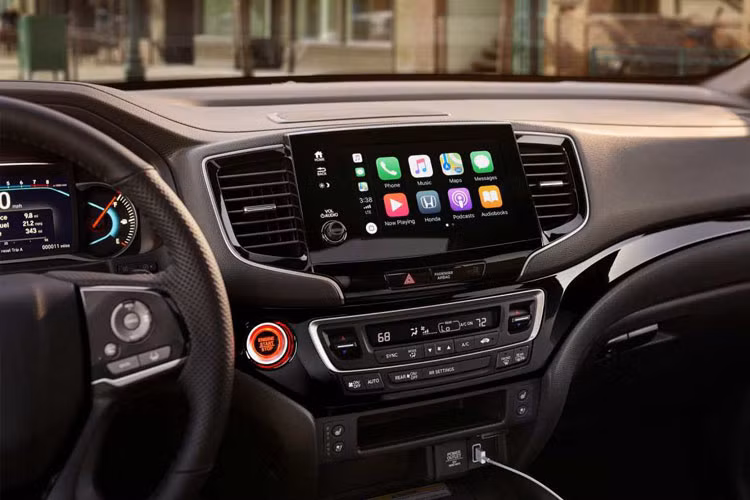 Trong khi bản dẫn động 2 cầu trang bị 4 chế độ lái Normal (bình thường), Snow (trên tuyết), Sand (trên cát), Mud (bùn lầy). Đây là một trong những đặc điểm khiến chiếc xe sẽ thu hút khách hàng mê phượt hơn nhiều mẫu xe cùng phân khúc khác.