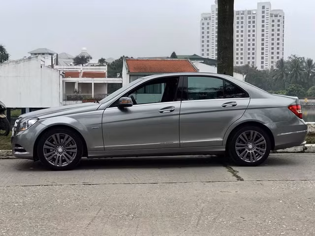 Mercedes-Benz C250 thế hệ này vẫn sở hữu kích thước dài x rộng x cao lần lượt là 4.591 x 1.770 x 1.447 (mm). Phần thân nổi bật với những đường gân dập chìm mạnh mẽ.