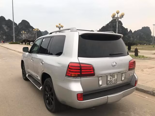 Mẫu xe này thuộc dạng xe xe nhập Mỹ có đèn xenon projector và đèn pha halogen. Gương chiếu hậu không được tích hợp xi-nhan. Đèn hậu công nghệ LED.