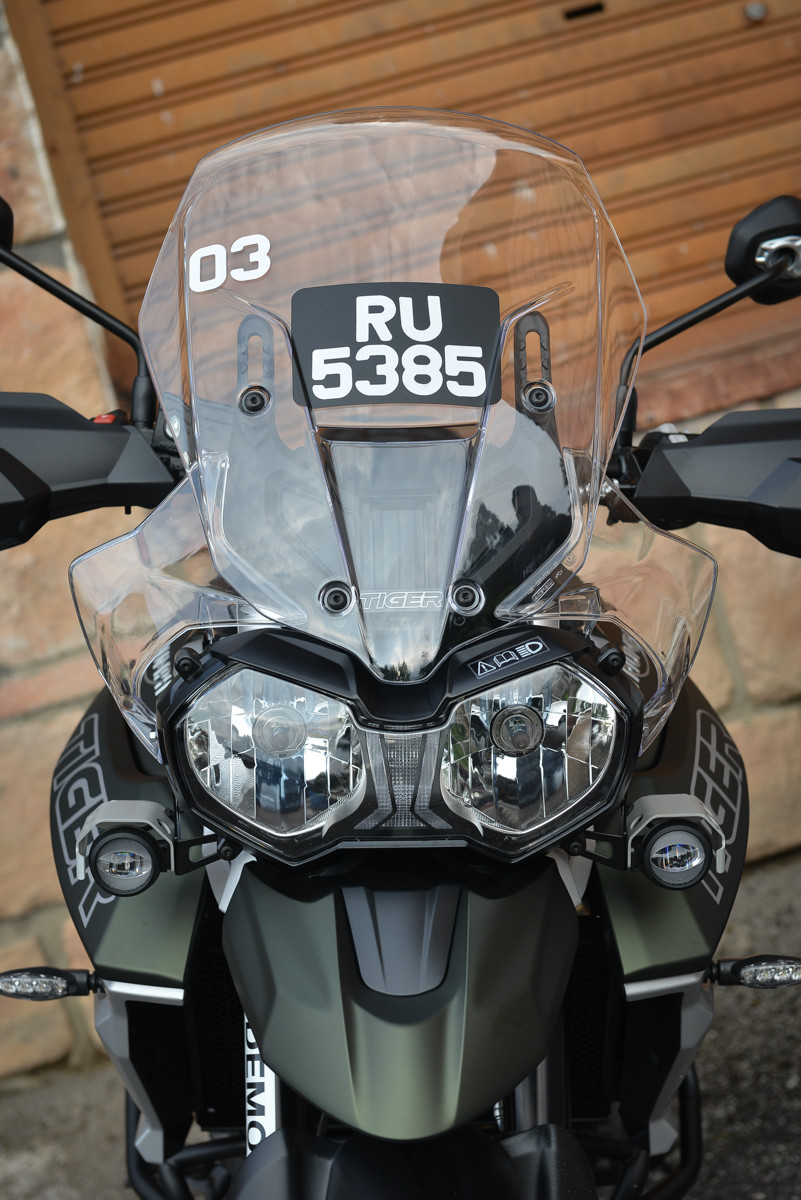 Về thiết kế, cả Triumph XR và XC sở hữu kính chắn gió trước với 5 vị trí điều chỉnh bằng tay... Đèn pha LED, các mô hình cao cấp hơn trong Tiger 800 có hệ thống treo WP điều chỉnh, hành trình thấp hơn so phuộc Showa và phanh Brembo được trang bị tiêu chuẩn.