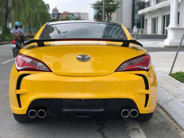 Dù cụm đèn hậu vẫn được giữ nguyên nhưng theo đánh giá đuôi xe có phần dữ dằn, mạnh mẽ hơn nguyên bản nhờ vào bodykit và dàn pô 4 họng xả.