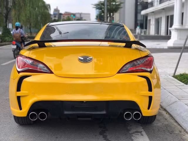 Dù cụm đèn hậu vẫn được giữ nguyên nhưng theo đánh giá đuôi xe có phần dữ dằn, mạnh mẽ hơn nguyên bản nhờ vào bodykit và dàn pô 4 họng xả.