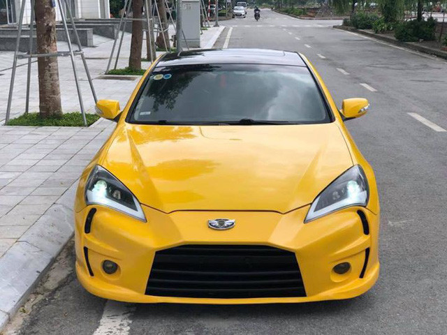 Phong cách độ Hyundai thành Aston Martin thể hiện rõ nét trên phần đầu của xe. Hệ thống chiếu sáng trước cũng được độ thêm 2 mí LED giúp chiếc xe thêm phần hấp dẫn.