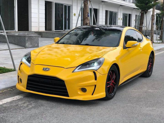 Theo thông tin cung cấp của người bán, chiếc xe Hyundai Genesis 2011 độ này đã qua 7 năm sử dụng và lăn bánh với quãng đường 4 vạn km. Tuy nhiên, sau khi được độ bodykit theo phong cách siêu xe, nó đã "biến hình" và sở hữu ngoại thất khá bắt mắt.