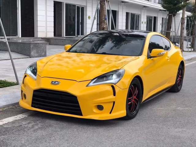 Theo thông tin cung cấp của người bán, chiếc xe Hyundai Genesis 2011 độ này đã qua 7 năm sử dụng và lăn bánh với quãng đường 4 vạn km. Tuy nhiên, sau khi được độ bodykit theo phong cách siêu xe, nó đã "biến hình" và sở hữu ngoại thất khá bắt mắt.