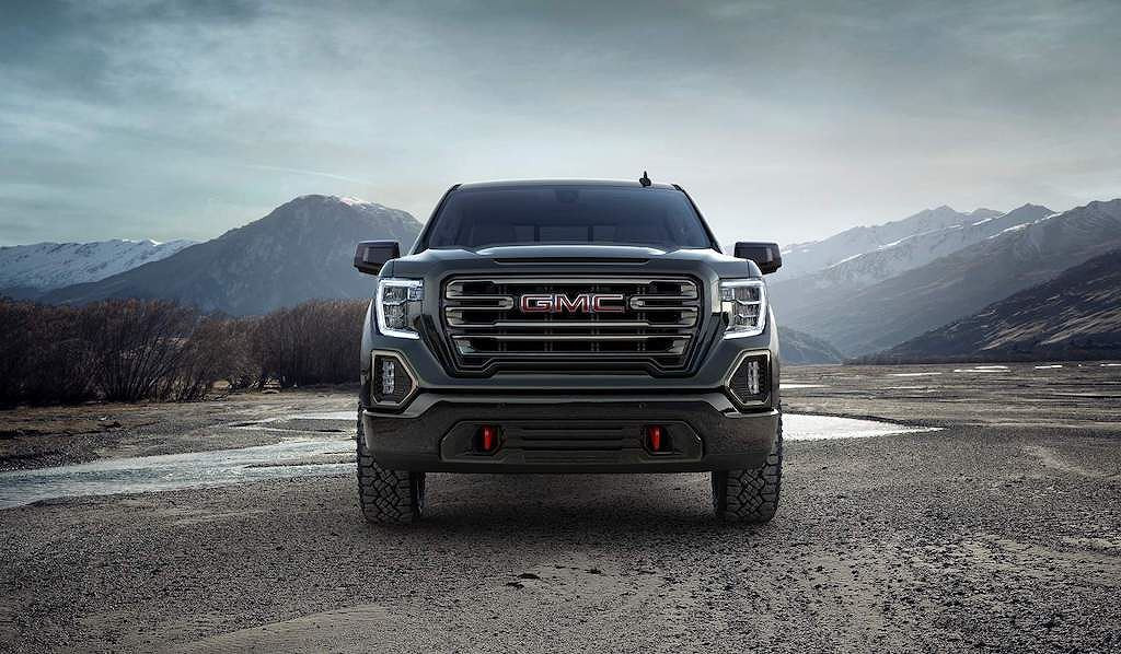 Đáng chú ý nhất khi gói Off-Road Performance dành cho GMC Sierra AT4 với một vài nâng cấp về hệ thống xả và họng hút cho khối động cơ V8 6.2l nguyên bản trên chiếc xe giúp công suất tăng thêm 15 mã lực và mô-men xoắn lớn hơn 12Nm. Kết hợp với hộp số tự động 10 cấp và hệ dẫn động 4 bánh, GMC Sierra AT4 Off-Road Performance nay đã đạt 435 mã lực và 635Nm. Một con số rất ấn tượng.