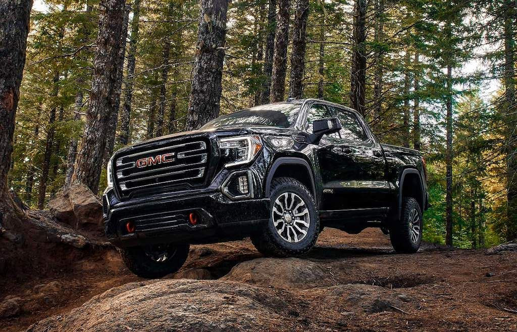 Cùng với đó, để chiếc bán tải cỡ lớn có thể tự tin vượt qua đa phần các địa hình khó khăn thường thấy trong đời thường hãng GMC còn bổ sung thêm cho xe bộ mâm bằng hợp kim nhôm đường kính 18 inch kèm lốp gai Goodyear Wrangler DuraTrac.