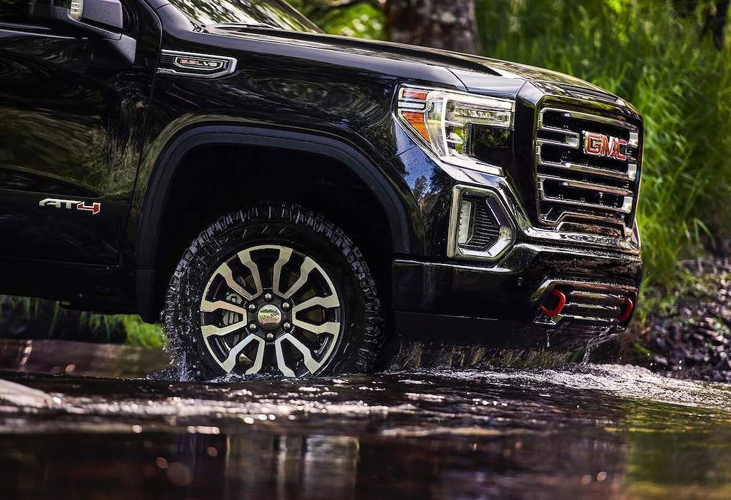 Bộ mâm khủng kết hợp với hệ thống treo đôn thêm 2 inch, khóa vi sai cầu sau, tấm bảo vệ gầm, giảm xóc Rancho cùng các hệ thống hỗ trợ đổ đèo và kiểm soát lực kéo được trang bị sẵn trên phiên bản Sierra AT4 khiến siêu phẩm này mạnh hơn rất đáng kể.